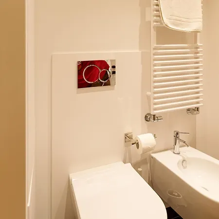 Guesthost - Tiny Near Station