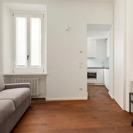 Guesthost - Tiny Near Station Apartment Milan