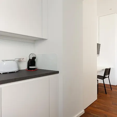 Guesthost - Tiny Near Station Apartment Milan